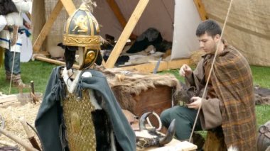 Daçya çalışan bir gösteri onarım eski bir deri ayakkabı klasik bir şekilde yapar