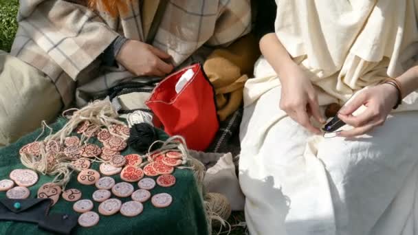 Dacian women workers makes a demonstration of making a jewelry in a classic way — Stock Video
