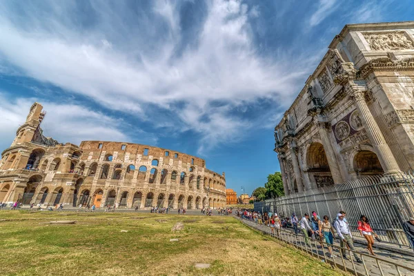 Arco de Constantino y Coliseo en Roma, Italia — Foto de Stock