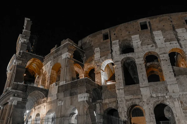 Preto e branco vista noturna fora do Coliseu, Roma, Itália — Fotografia de Stock