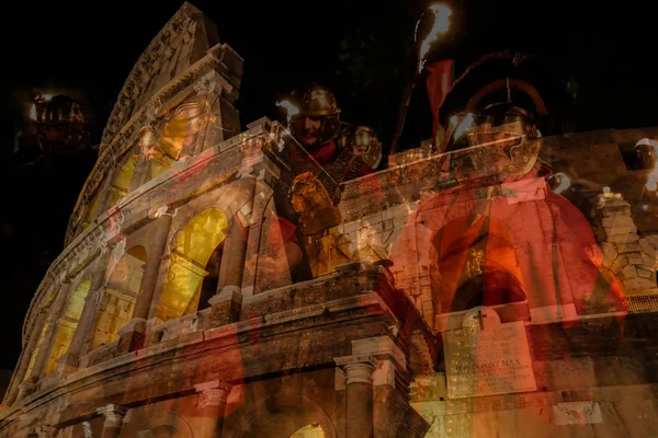 Doppia esposizione con vista fuori dal Colosseo e soldie romane — Foto Stock