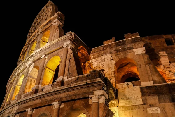 Vista noturna fora do Coliseu, Roma, Itália — Fotografia de Stock