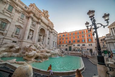 Roma, İtalya, sabah turist ile Trevi Çeşmesi