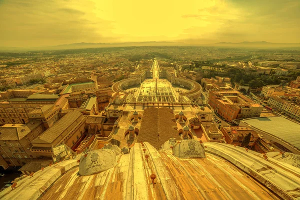 Luchtfoto schemering tegelijk uit de koepel van de Pauselijke Basiliek over — Stockfoto