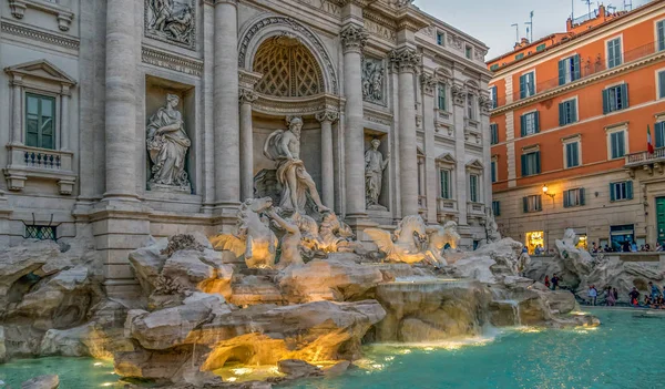 Φοντάνα ντι Τρέβι στη Ρώμη της Ιταλίας, με τους τουρίστες το σούρουπο — Φωτογραφία Αρχείου