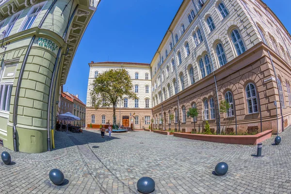 Dicasterial Sarayı ve bir kavşak noktasında yer alan eski bir bina 