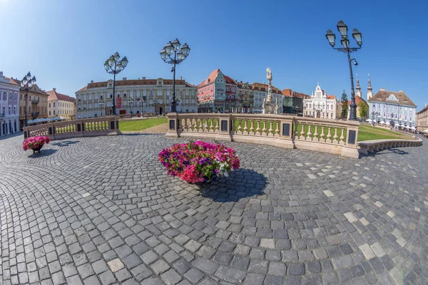 Timisoara, Romanya Birliği Meydanı'nda bir bölümünün görünümünü