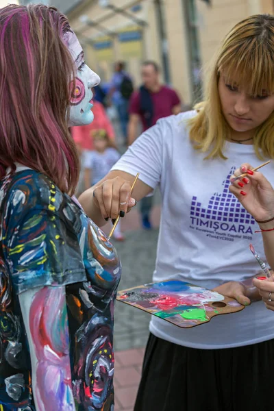 Bir kadının yüz ve vücut boyama