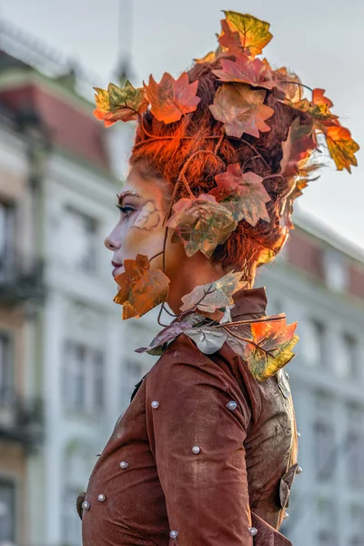 一个女人的生活雕像穿秋元素 — 图库照片