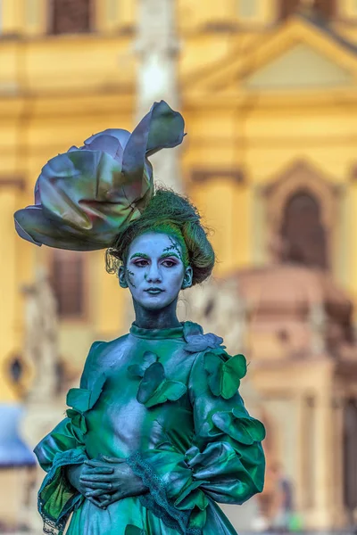 Levend standbeeld van een vrouw gekleed met zomer elementen — Stockfoto