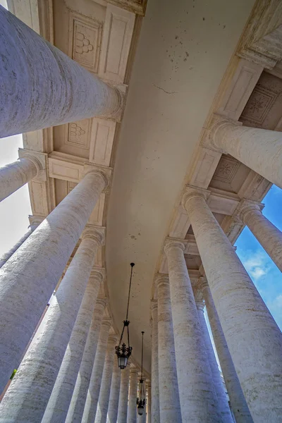 Korridor med søjler i arkitektonisk udsigtspunkt, på Vatikanstaten - Stock-foto