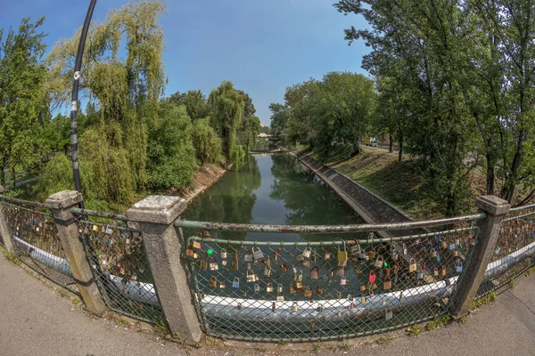 Bro med älskare lås i Timisoara, Rumänien — Stockfoto