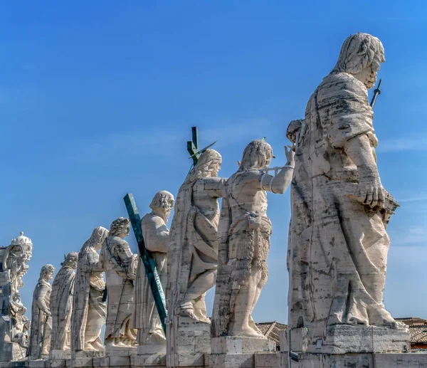 Estatuas de los santos apóstoles en la azotea de la Basílica de San Pedro — Foto de Stock