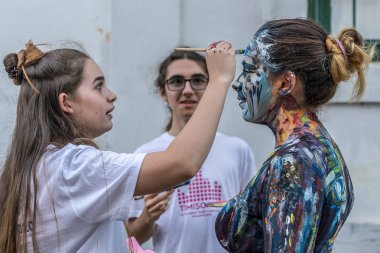 Bir kadının yüz ve vücut boyama