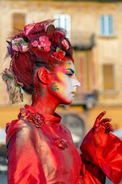 Çok renkli bir kadın heykelinin oturma portre giyinmiş