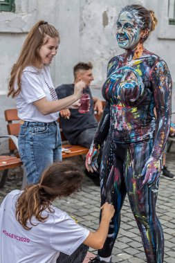 Bir kadının yüz ve vücut boyama