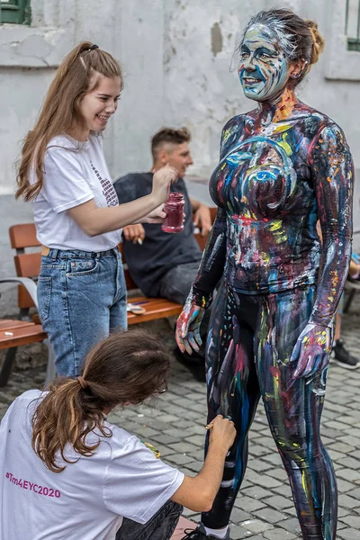 Bir kadının yüz ve vücut boyama