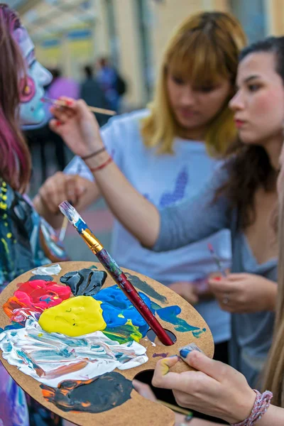 Bir kadının yüz ve vücut boyama