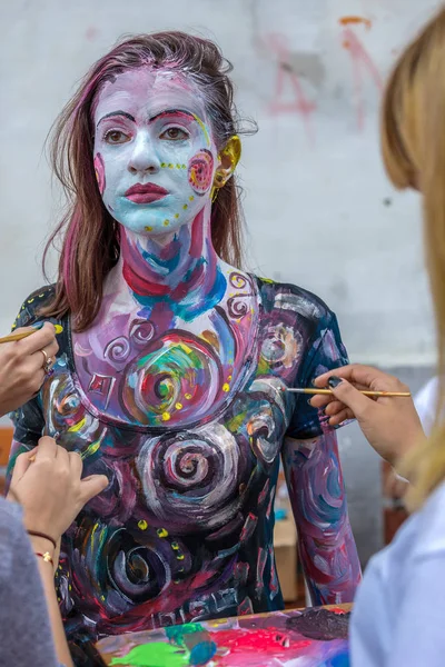 Pintura facial y corporal de una mujer — Foto de Stock