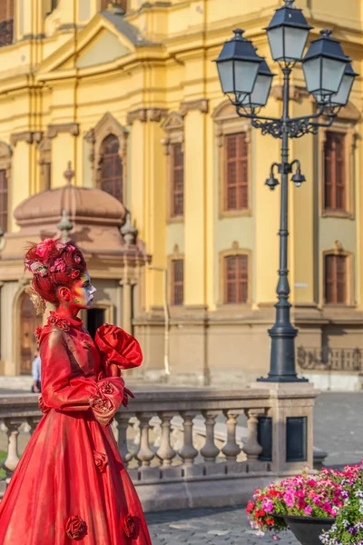 Porträt der lebenden Statue einer mehrfarbig gekleideten Frau — Stockfoto