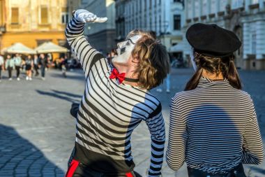 Pandomim çift boyalı yüz ile