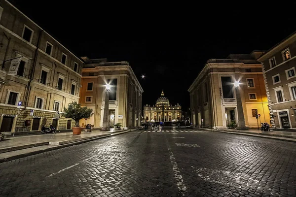 Vista nocturna de la Basílica de San Pietro. Roma, Italia — Foto de Stock