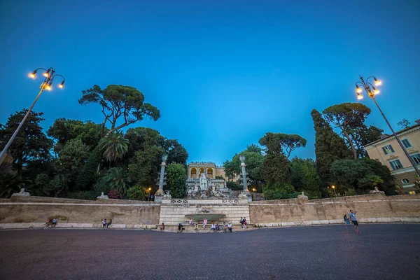 Vue panoramique du soir avec les touristes sur la Piazza Del Popolo — Photo