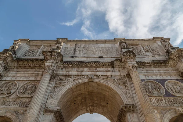 Vista del arco de Constantino en Roma, Italia — Foto de Stock