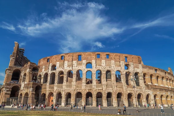 Vista para fora do Coliseu, Roma — Fotografia de Stock