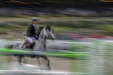 Hareketli binici ve at atlama, soyut resimle