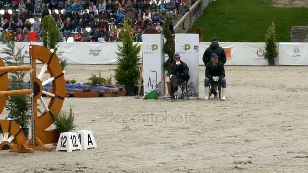 骑手和马匹在马术比赛上显示跳跃 — 图库视频影像