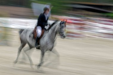 Hareketli binici ve at atlama, soyut resimle