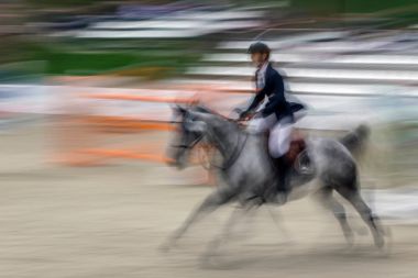 Hareketli binici ve at atlama, soyut resimle