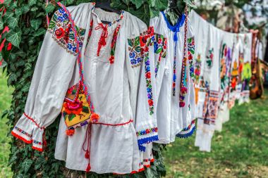 Eski geleneksel Romen halk kostümleri ile nakış