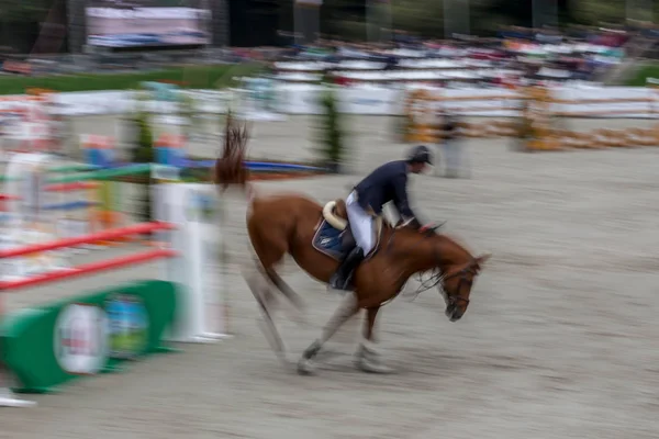 Imagem abstrata com um cavaleiro e um cavalo em movimento no salto da mostra — Fotografia de Stock