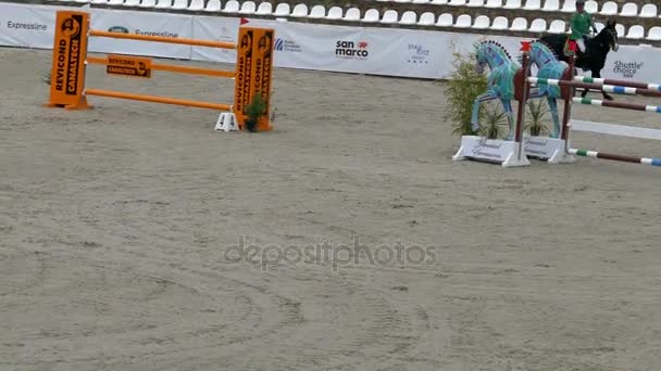 Cavaleiro e cavalo em exposição pulando em evento equestre — Vídeo de Stock