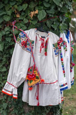 Eski geleneksel Romen halk kostümleri Bistrita-Nasaud alan için 
