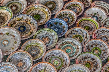 Romence geleneksel seramik tabak formdaki