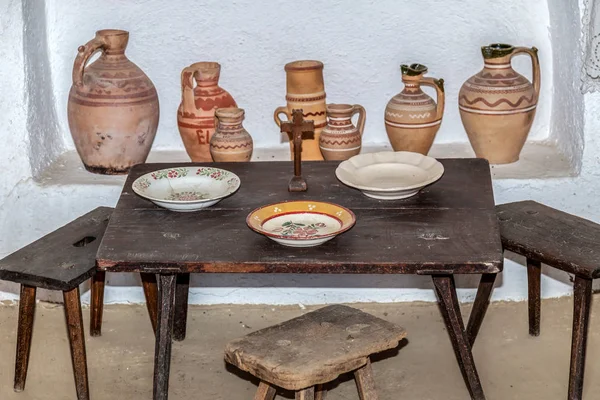 Objetos en el interior de una granja tradicional rumana — Foto de Stock