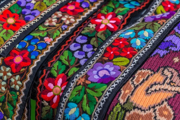 Cinturão e bordado para o velho traje popular romeno tradicional — Fotografia de Stock
