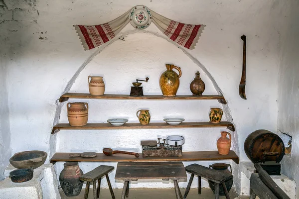 Objets à l'intérieur d'une ferme roumaine traditionnelle — Photo