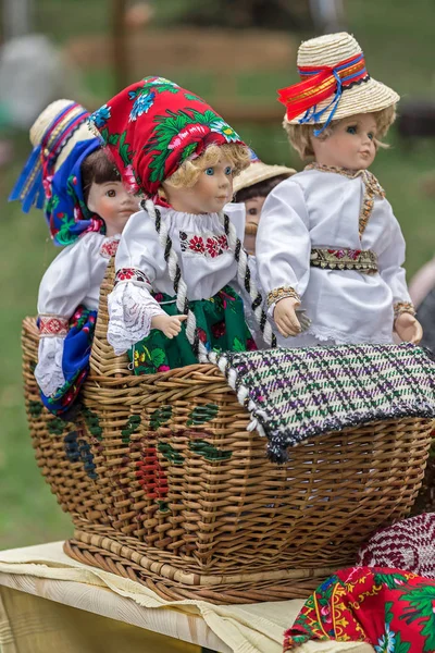 Dolls dressed in traditional Romanian folk costumes — Stock Photo, Image