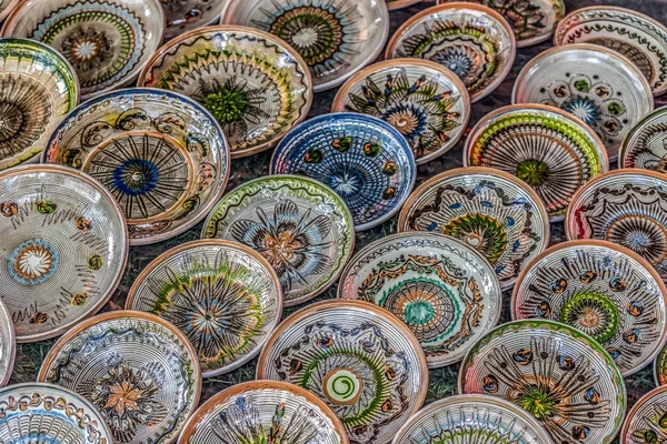 Romence geleneksel seramik tabak formdaki