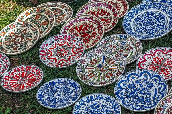 Ceramica tradizionale rumena in forma di piatti — Foto Stock