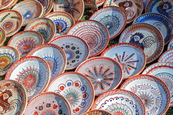 Cerâmica tradicional romena na forma de placas — Fotografia de Stock