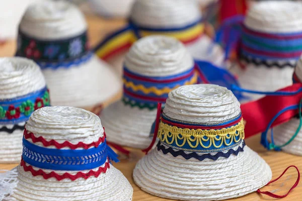 Традиционные румынские шляпы для мужчин из района Марамурес . — стоковое фото