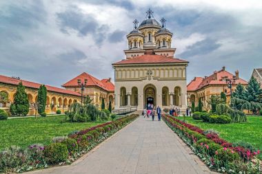 Taç giyme töreni Katedrali Alba Iulia şehirden iç bahçesinde görüntülemek