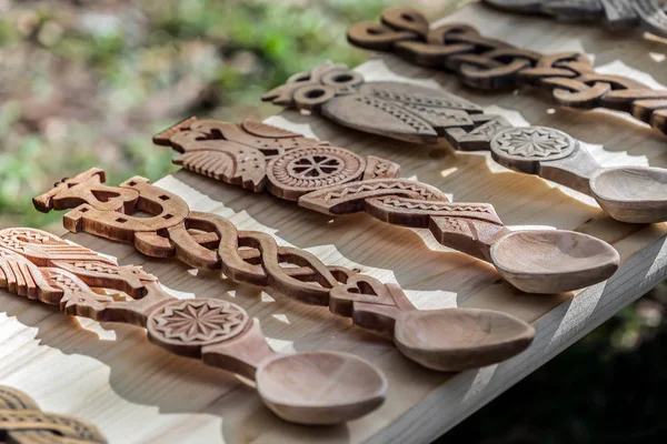 Cucchiai di legno decorativi intagliati — Foto Stock