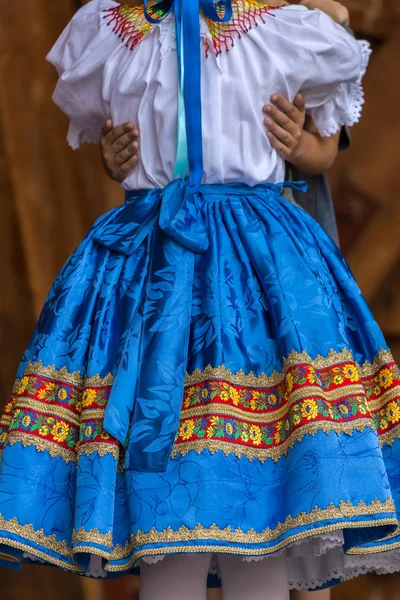 Detalhe do traje tradicional eslovaco usado por mulheres — Fotografia de Stock