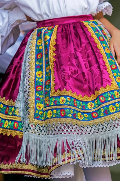 Détail du costume folklorique slovaque traditionnel porté par les femmes — Photo